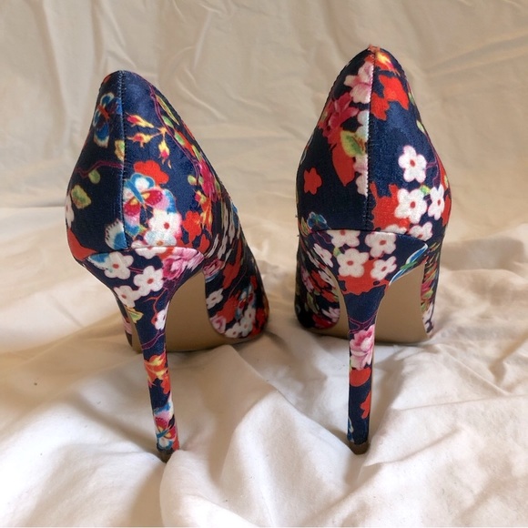 PENNY LOVES KENNY Floral Pumps (US 7.5M) - Picture 5 of 13